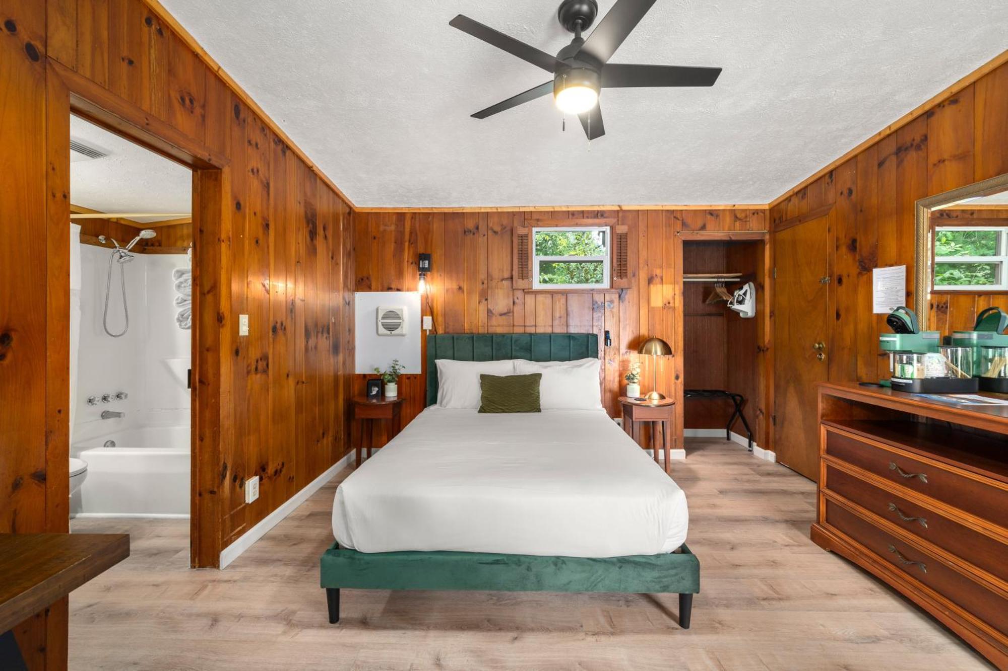 Cedarwood Inn ヘンダーソンビル エクステリア 写真