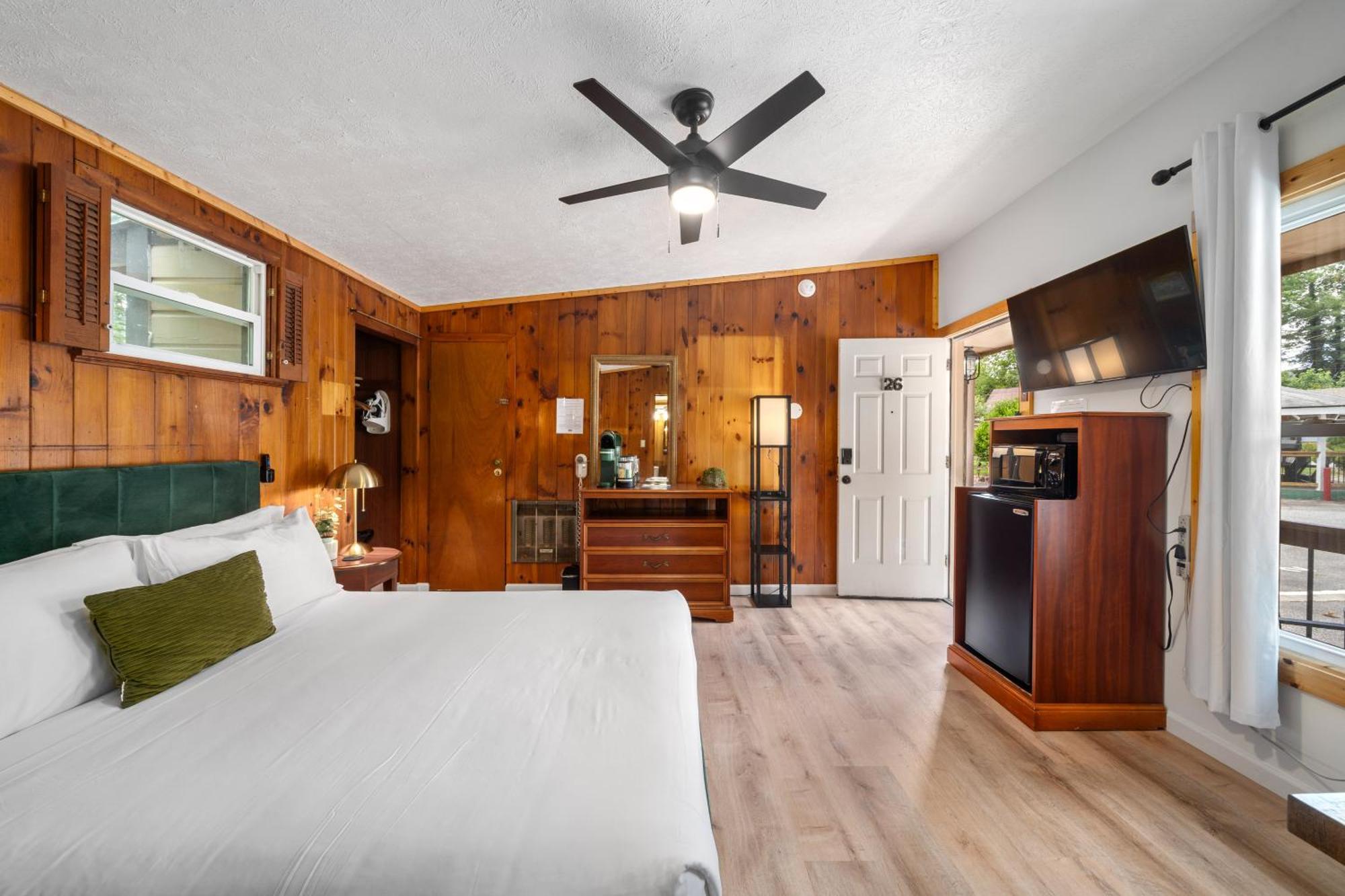Cedarwood Inn ヘンダーソンビル エクステリア 写真