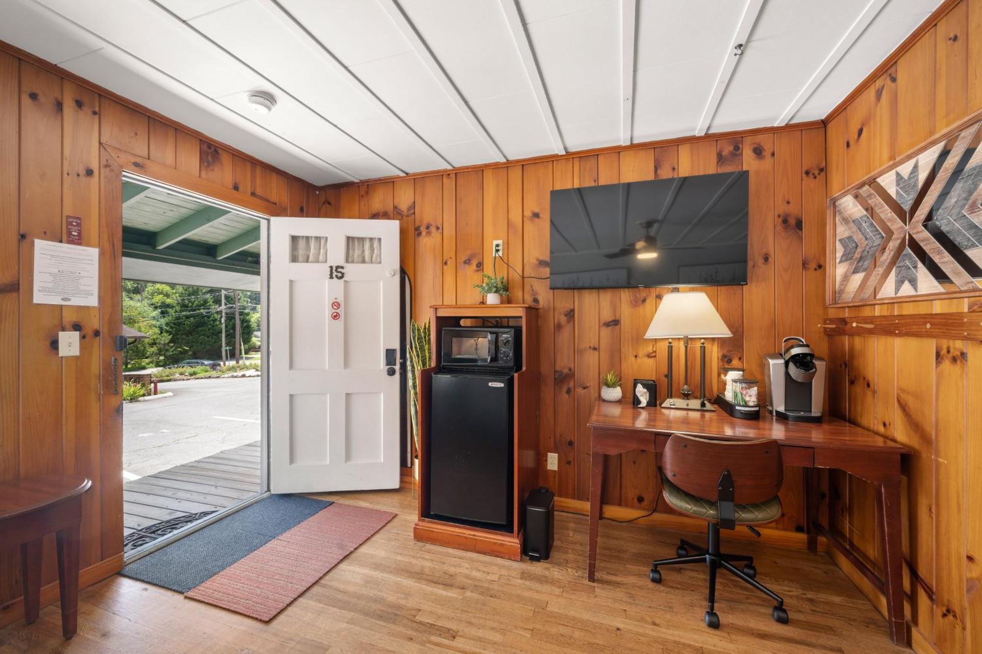 Cedarwood Inn ヘンダーソンビル エクステリア 写真