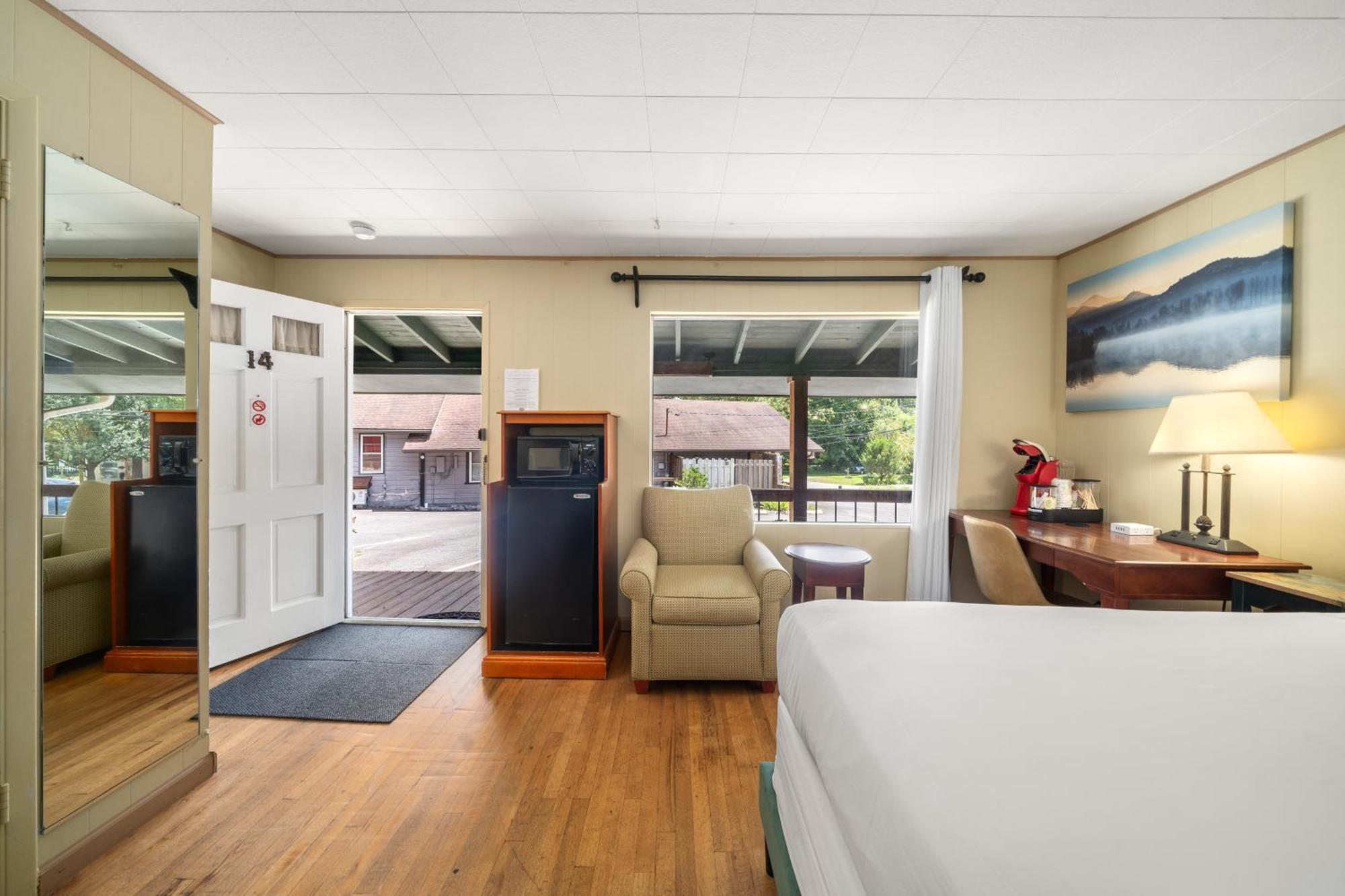 Cedarwood Inn ヘンダーソンビル エクステリア 写真