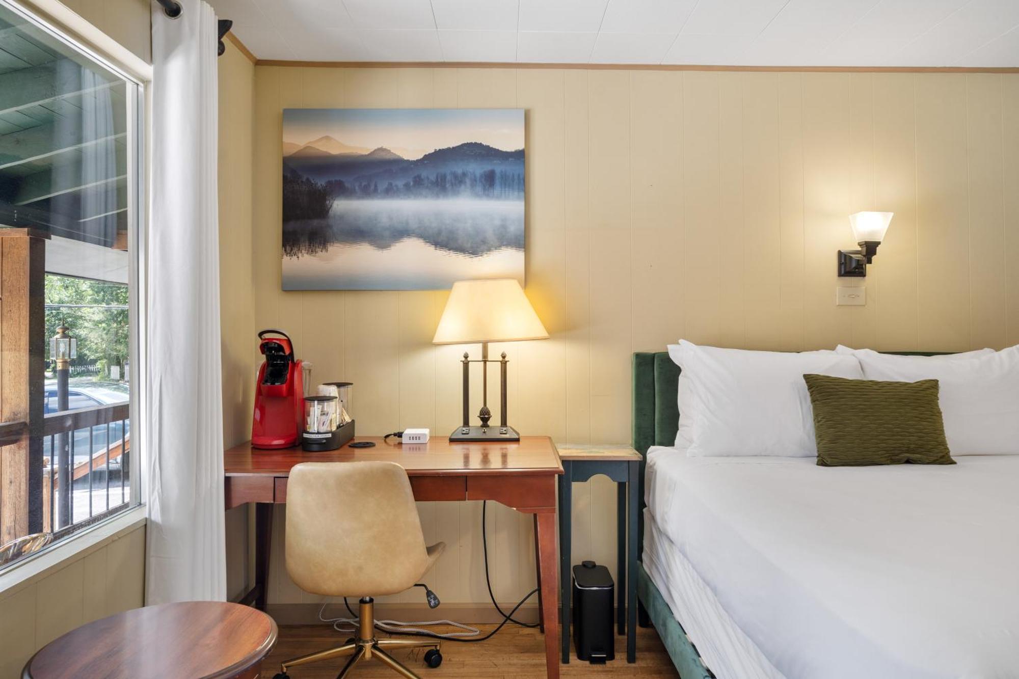 Cedarwood Inn ヘンダーソンビル エクステリア 写真