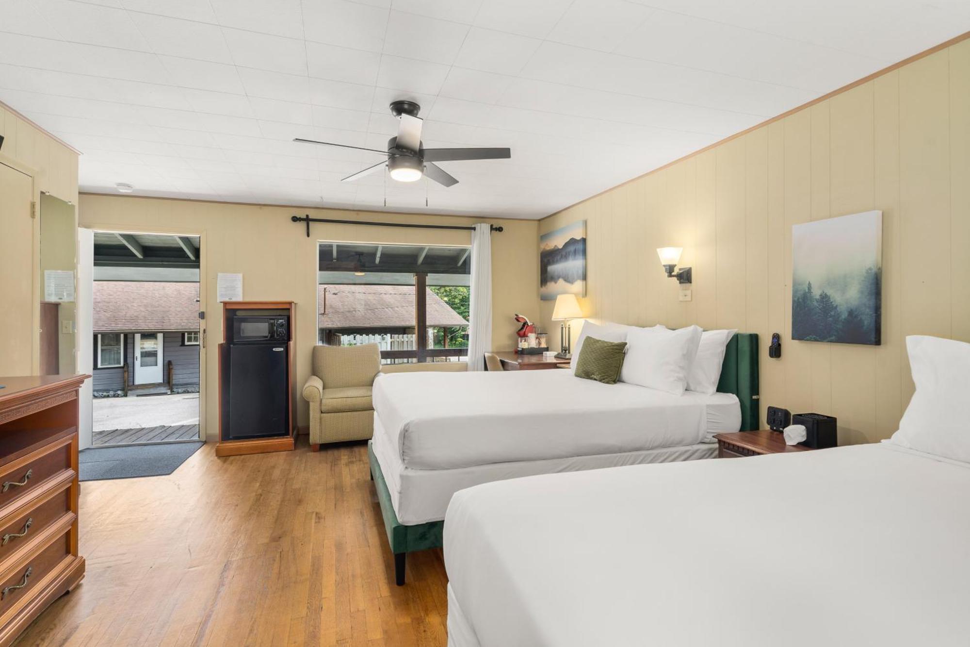 Cedarwood Inn ヘンダーソンビル エクステリア 写真