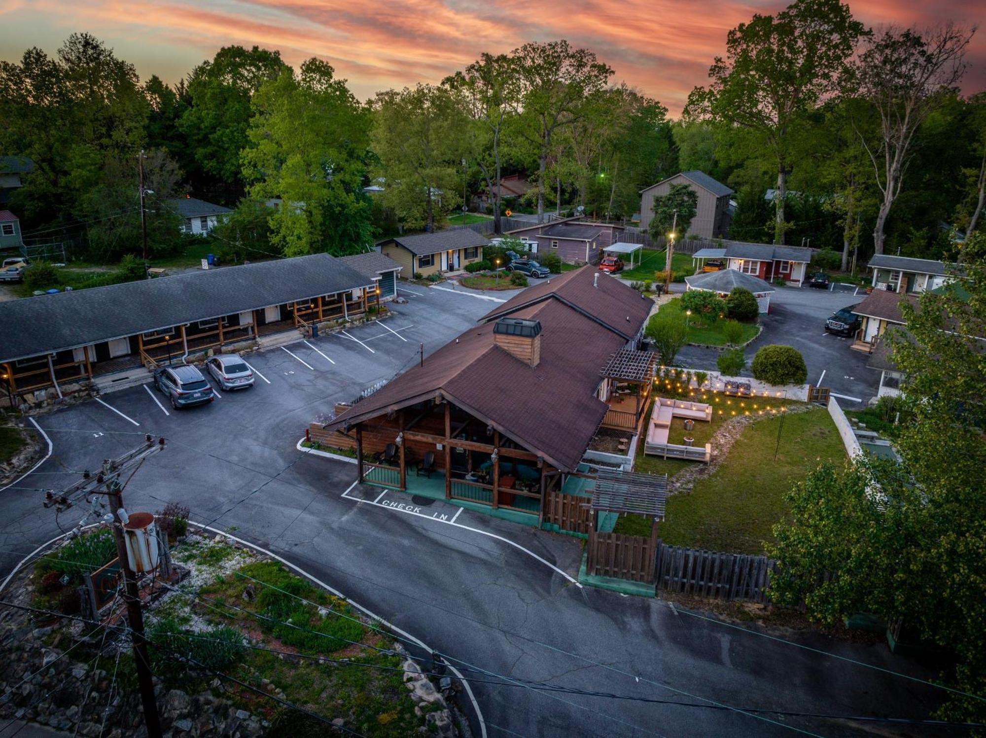 Cedarwood Inn ヘンダーソンビル エクステリア 写真