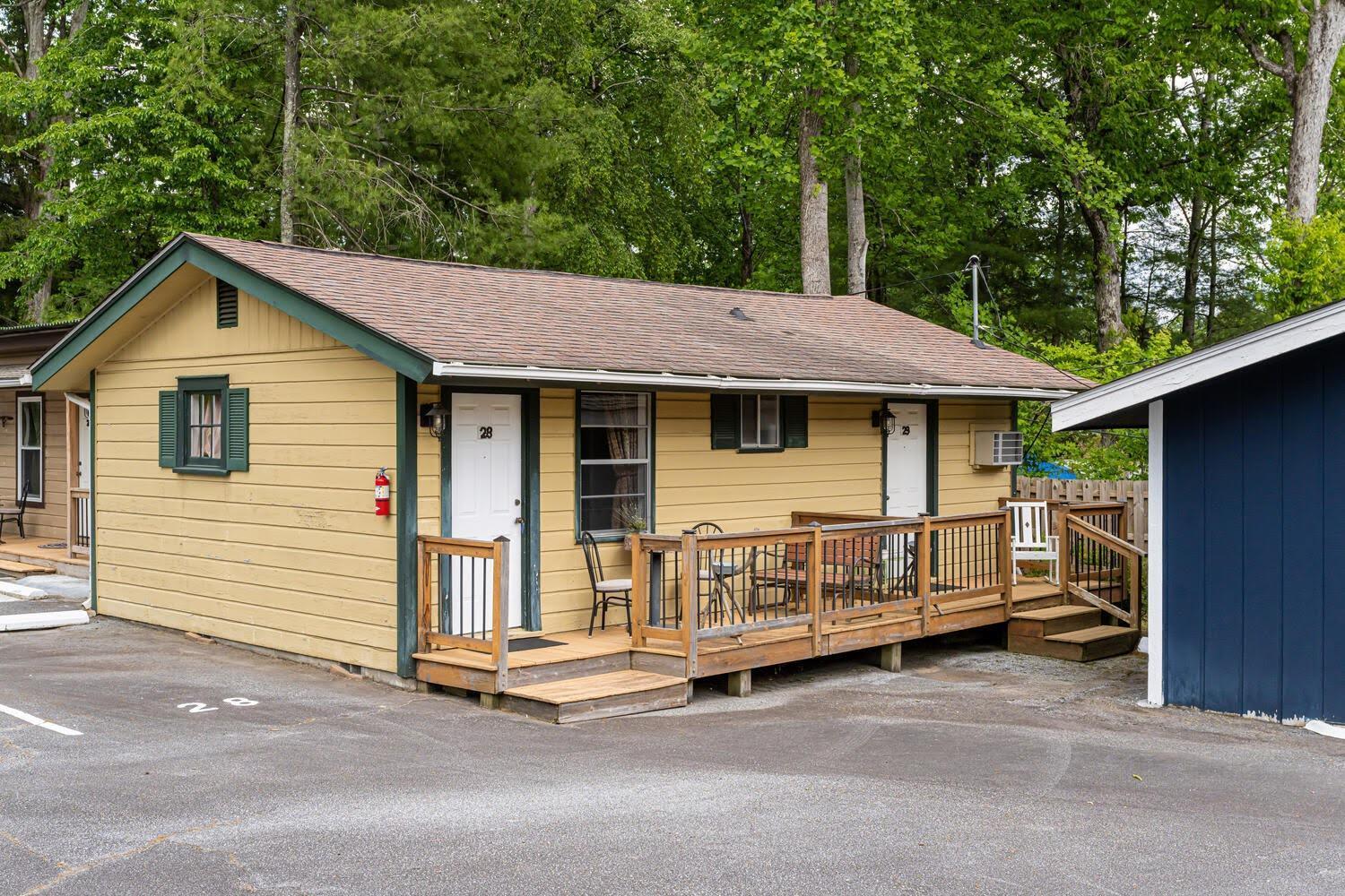 Cedarwood Inn ヘンダーソンビル エクステリア 写真