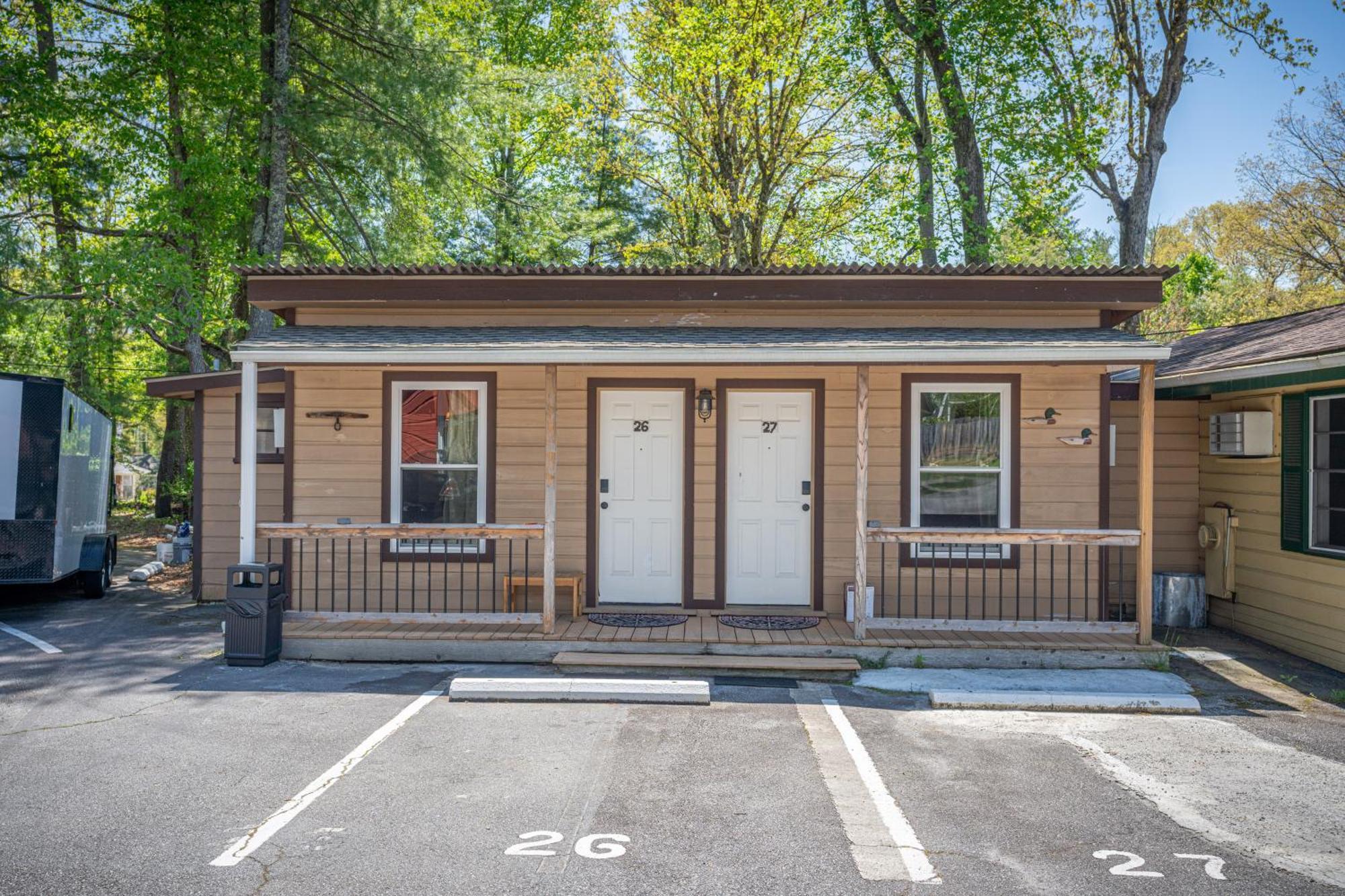 Cedarwood Inn ヘンダーソンビル エクステリア 写真